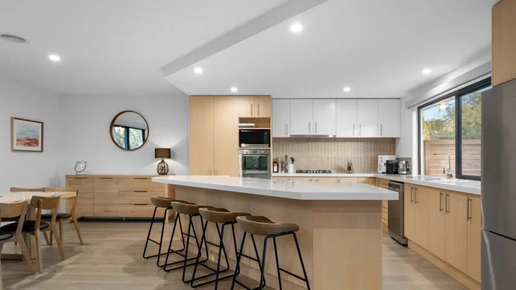 Choosing Marine Plywood Cabinets for Beach House Interiors
